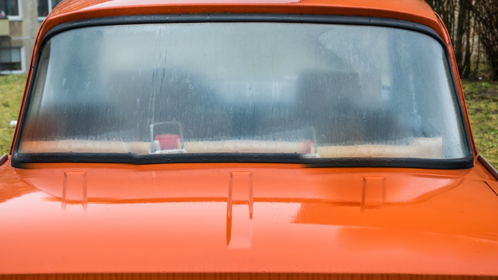 Vanhanaikainen auton lisävaruste, joka ratkaisi sumuiset takaikkunat